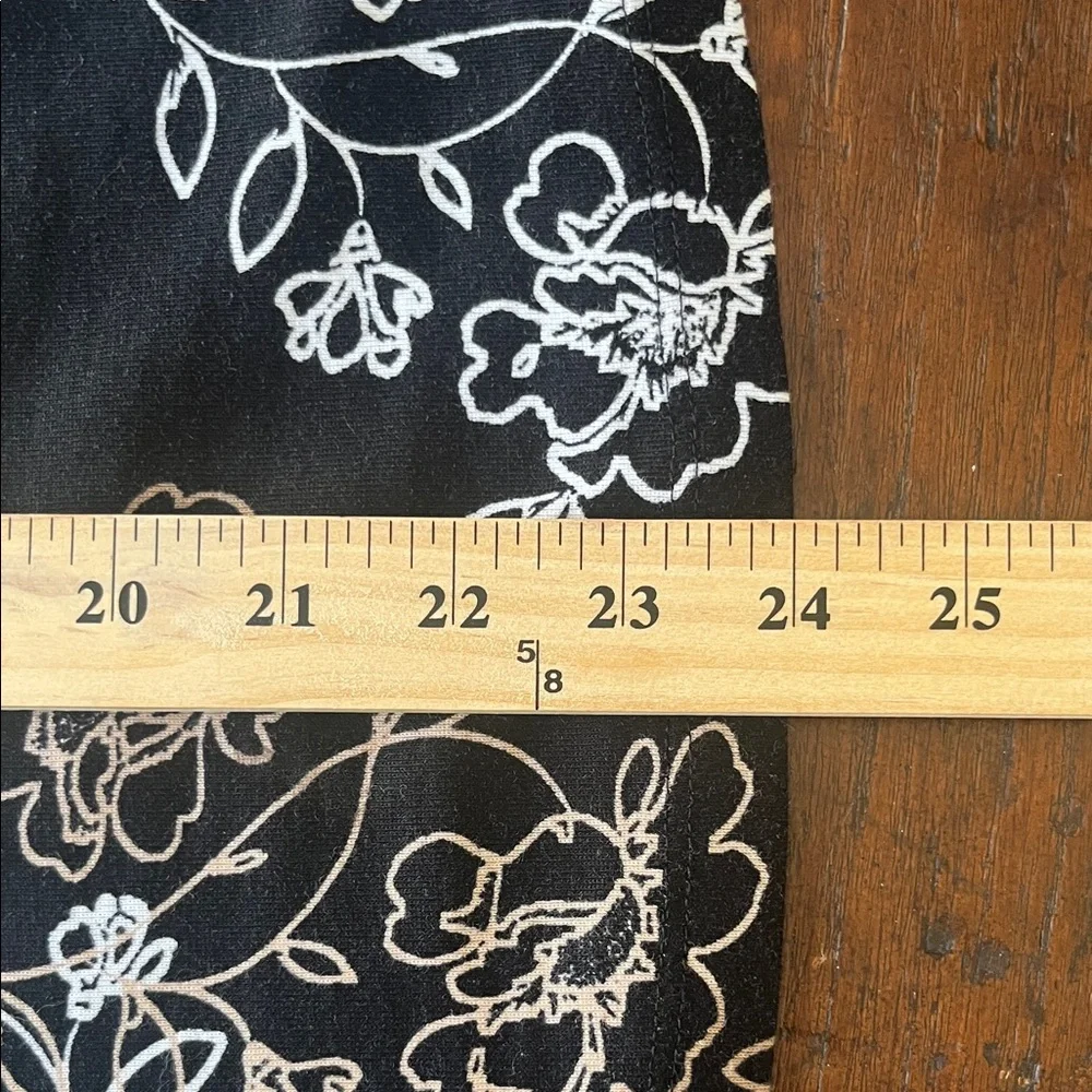 Chico's Black Short-Sleeve Floral Outline Tee Top Sz 1 - Picture 10 of 12